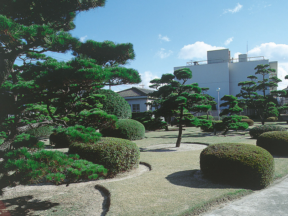 株式会社トクヤマ正門前庭関連画像