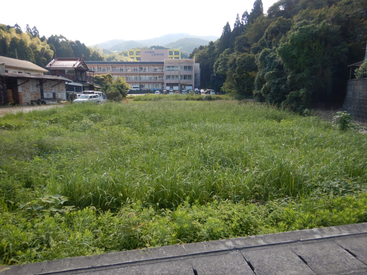 着工前状況 遊休地を砕石敷き駐車場へ整備を行う