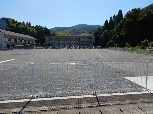 砕石敷き駐車場完成