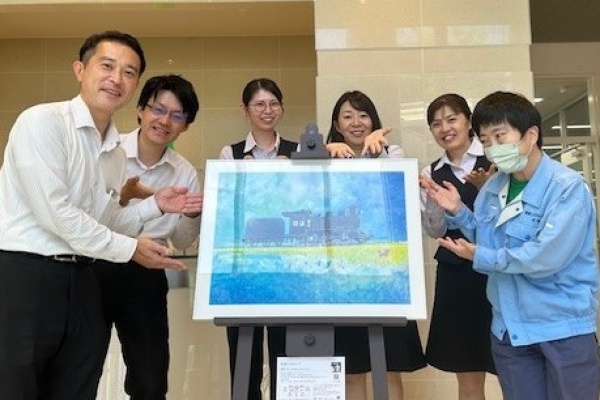 本社エントランスで障害者アート作品を展示しています