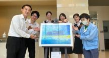 本社エントランスで障害者アート作品を展示しています