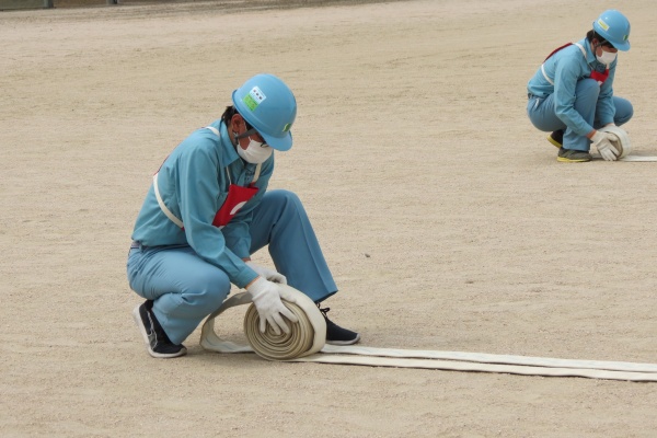消火栓操法の一部で消防ホースを巻いてます